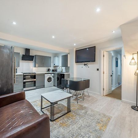 Two Bed Home In The Heart Of Egham Bagian luar foto
