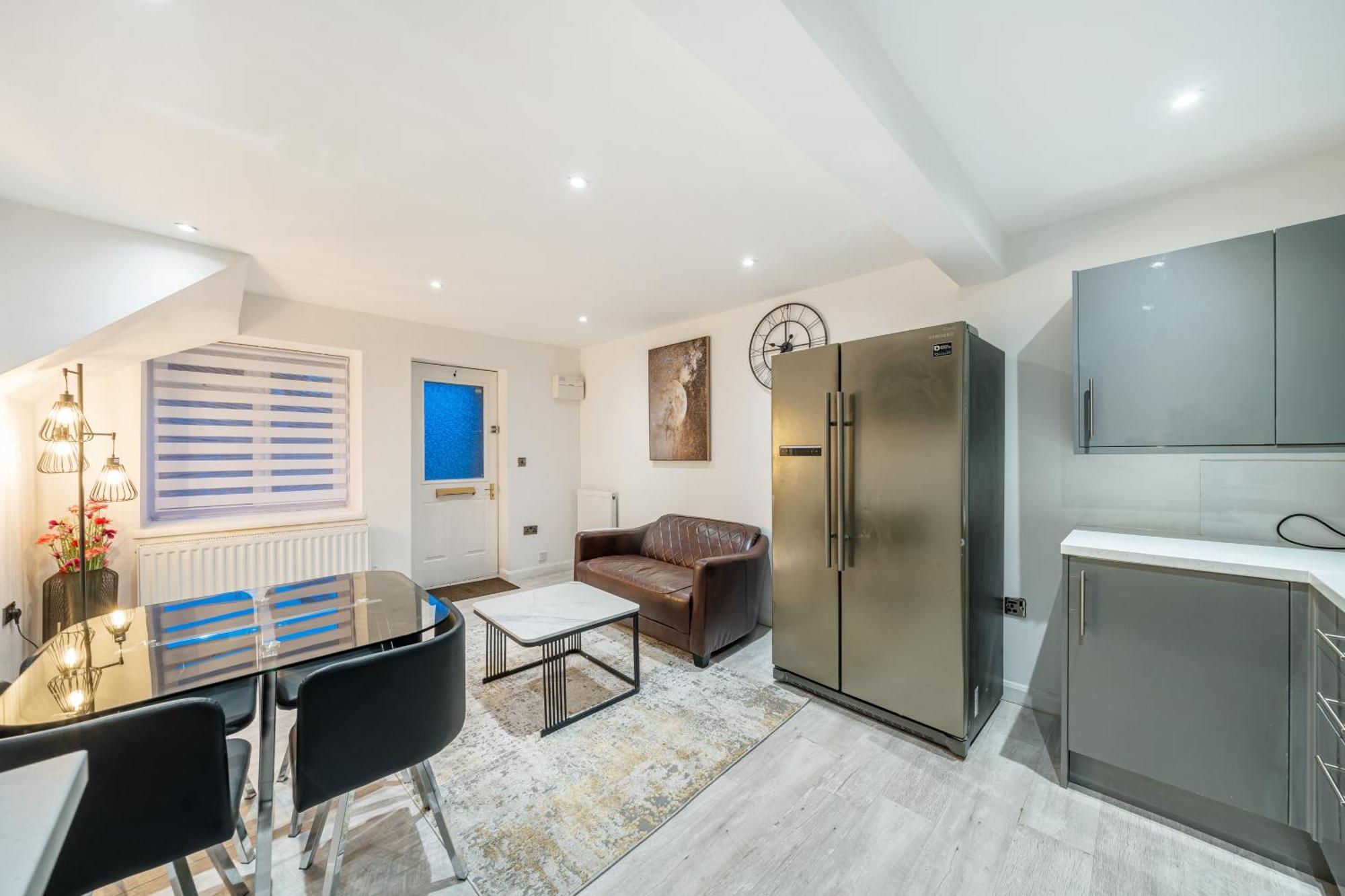 Two Bed Home In The Heart Of Egham Bagian luar foto