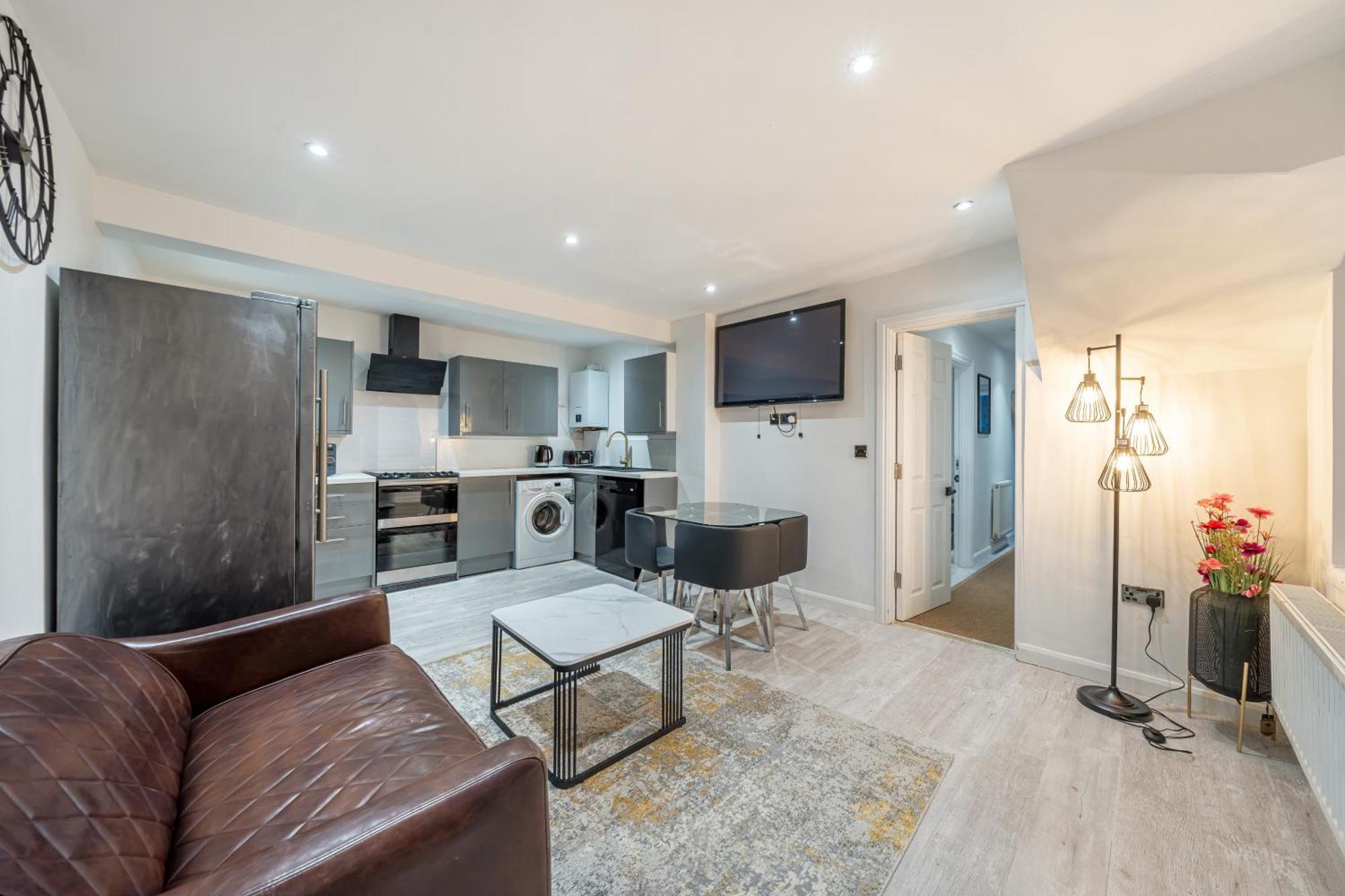 Two Bed Home In The Heart Of Egham Bagian luar foto
